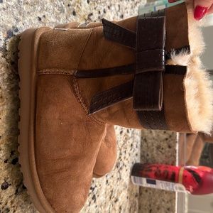 Uggs worn once very nice condition no stains